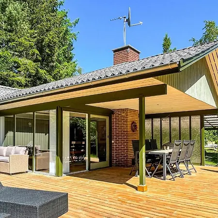 3 Bedroom Stunning In Aakirkeby Holiday home